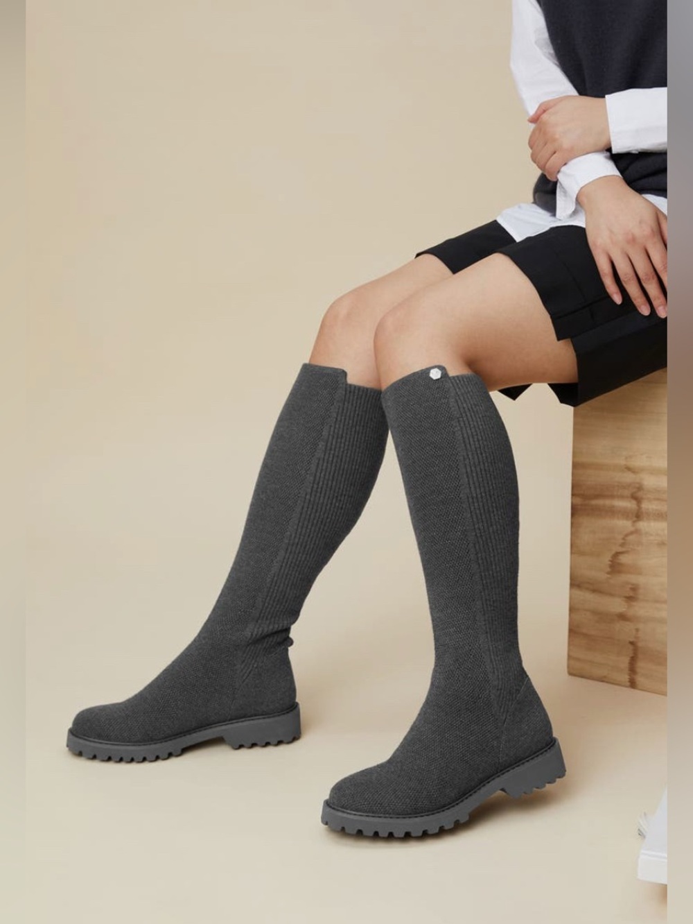 Vivaia Filipa Knee High Boots Chunky Lug Size 7 Gray Water Repellent Stretchy